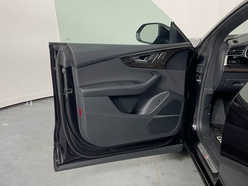 Used 2019 Audi Q8 Prestige image 9