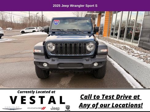 Used 2025 Jeep Wrangler Sport AWD/4WD image 2