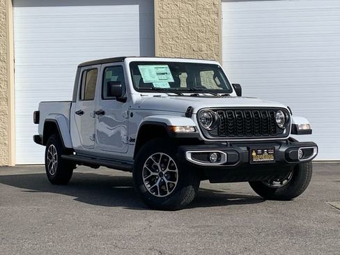 New 2025 Jeep Gladiator Sport image 2