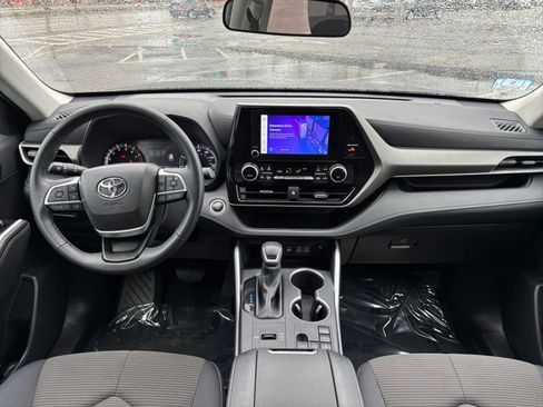 Used 2025 Toyota Highlander LE FWD image 32