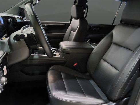 Used 2025 Chevrolet Suburban Z71 image 17