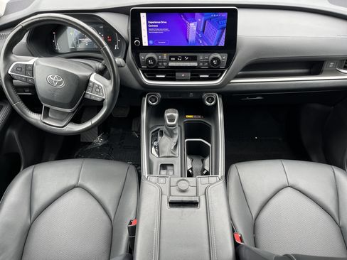 Used 2024 Toyota Grand Highlander XLE image 3
