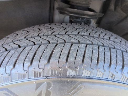 Used 2021 Chevrolet Traverse LT image 11