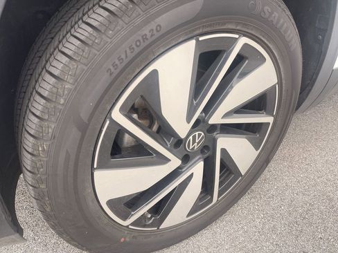 Used 2025 Volkswagen Atlas SE FWD image 2