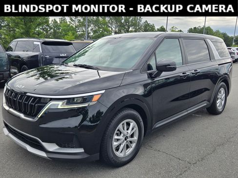 Used 2024 Kia Carnival LX FWD image 3