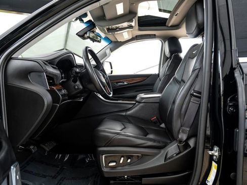 Used 2019 Cadillac Escalade Luxury AWD/4WD image 3