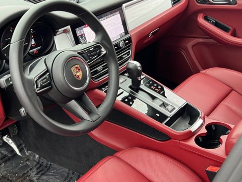 Certified 2025 Porsche Macan image 4