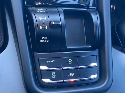 Used 2018 Porsche Cayenne Platinum Edition image 19