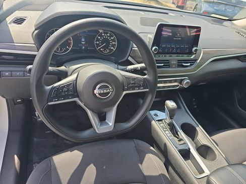 Used 2025 Nissan Altima 2.5 SV FWD image 17