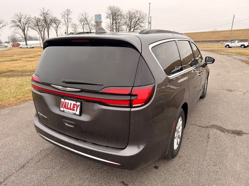 Used 2022 Chrysler Pacifica Touring-L image 8