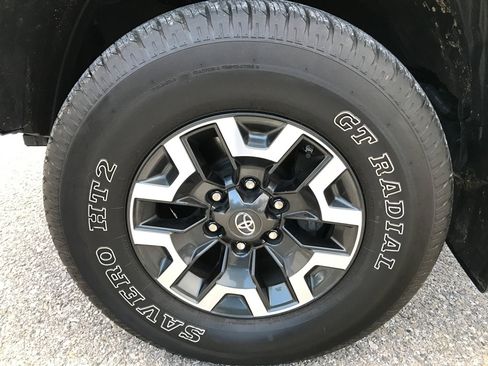 Used 2019 Toyota Tacoma TRD Off-Road image 11