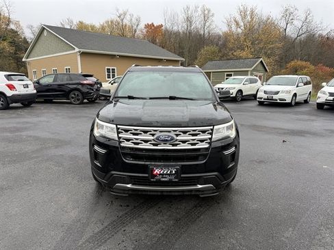 Used 2018 Ford Explorer XLT image 2