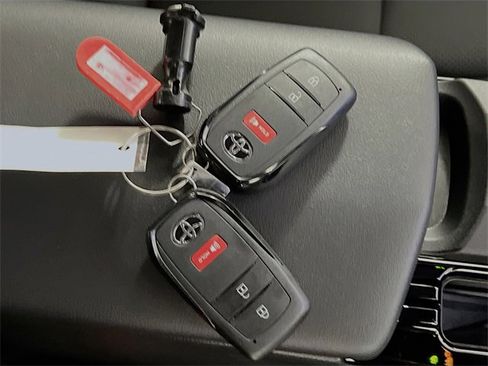 New 2025 Toyota Prius Plug-In Hybrid image 33