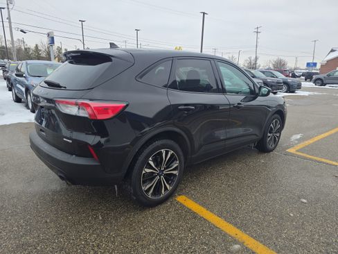 Certified 2022 Ford Escape SE w/ SE Sport Appearance Package AWD/4WD image 4