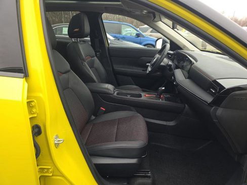 Used 2025 Nissan Kicks SR w/ SR Premium Package AWD/4WD image 3