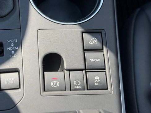 Used 2024 Toyota Highlander XLE AWD/4WD image 17