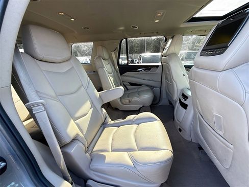 Used 2018 Cadillac Escalade Luxury image 32