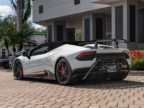 Used 2018 Lamborghini Huracan Performante image 22