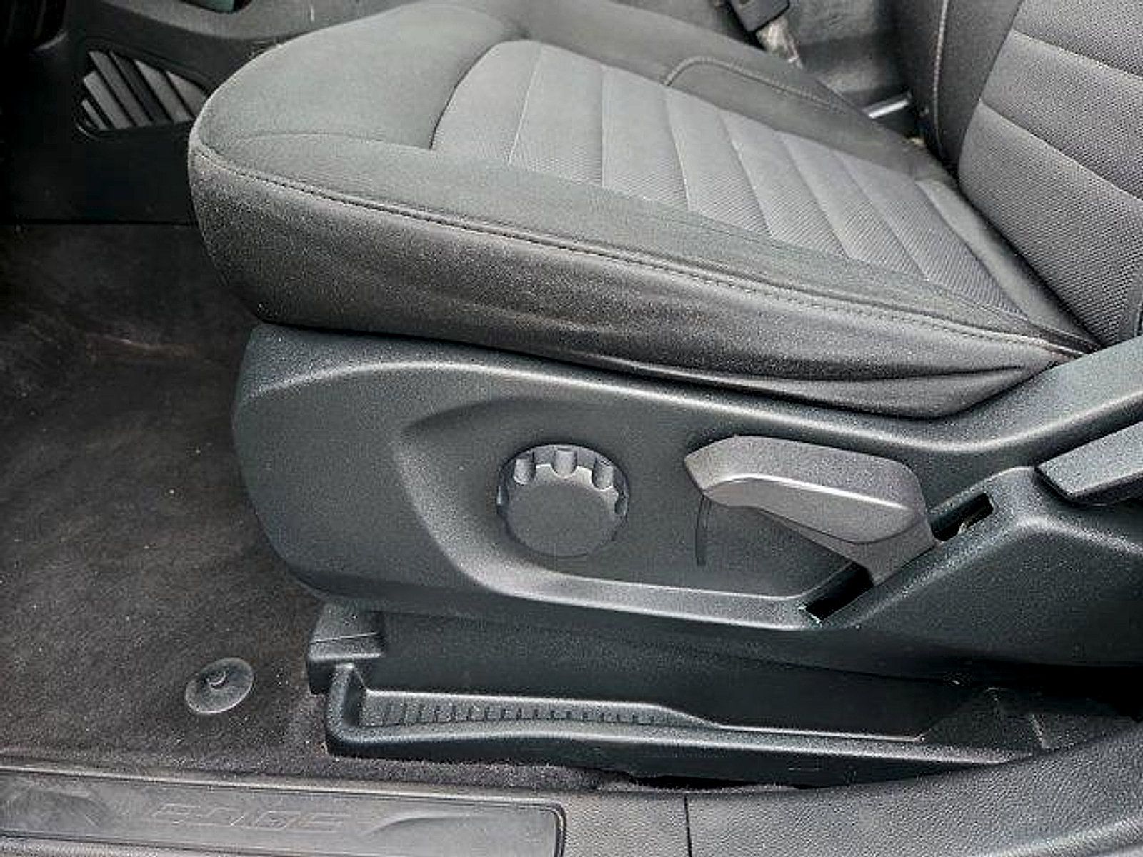 Used 2022 Ford Edge SE w/ Black Appearance Package AWD/4WD image 12