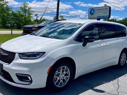 Used 2024 Chrysler Pacifica Touring-L FWD image 2