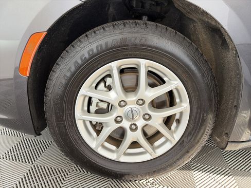Used 2023 Chrysler Pacifica Touring-L FWD image 13