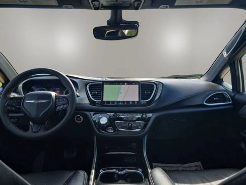 Used 2024 Chrysler Pacifica Limited w/ Uconnect Theater Family Group FWD image 22
