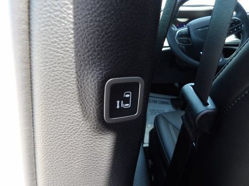 New 2027 Chrysler Pacifica Select FWD image 12