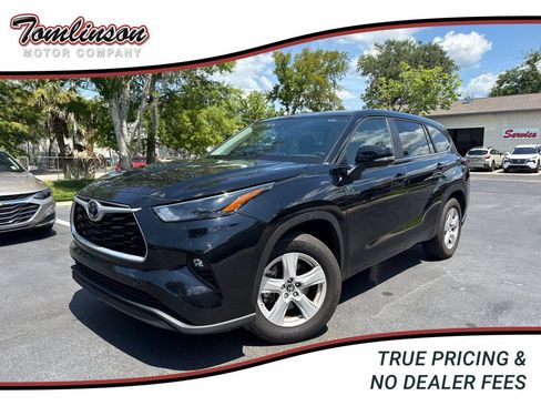 Used 2025 Toyota Highlander LE FWD image 1