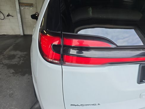 Used 2023 Chrysler Pacifica Limited FWD image 32