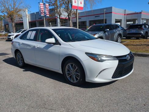 Used 2016 Toyota Camry SE image 3