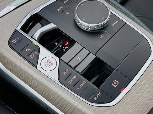 Used 2025 BMW 330i Sedan w/ Premium Package image 17