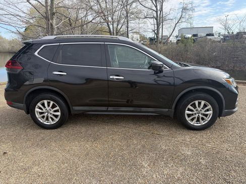 Used 2018 Nissan Rogue SV AWD/4WD image 2
