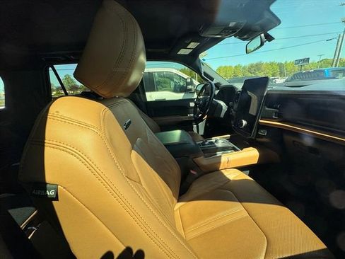 Used 2023 Ford Expedition Platinum image 3