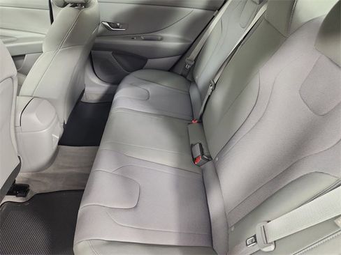 Certified 2025 Hyundai Elantra SE image 12