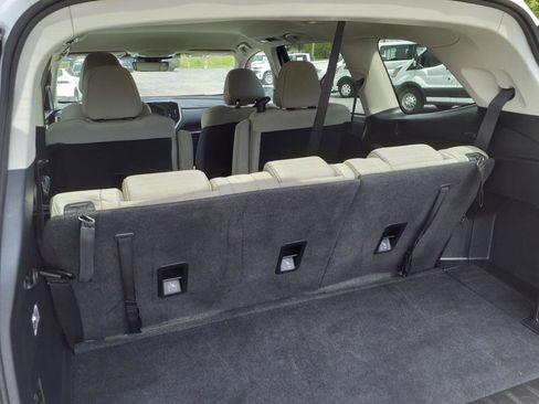 Used 2024 Subaru Ascent Premium w/ Convenience Package image 12