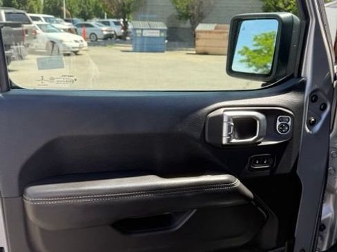 Used 2018 Jeep Wrangler Unlimited Sahara AWD/4WD image 13