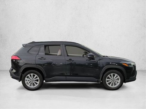 Used 2023 Toyota Corolla Cross LE w/ Moonroof Package FWD image 4
