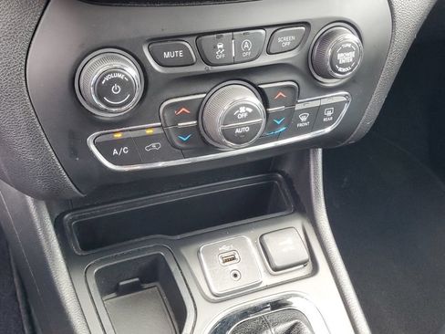 Used 2019 Jeep Cherokee Limited FWD image 23