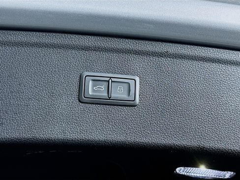 Used 2021 Audi Q5 Premium w/ Convenience Package image 31