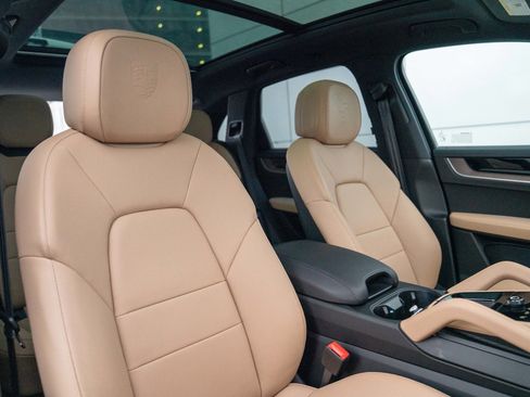 Certified 2026 Porsche Cayenne image 25