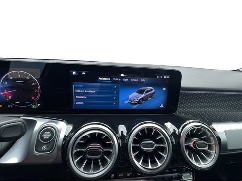 Used 2025 Mercedes-Benz GLB 250 4MATIC image 44