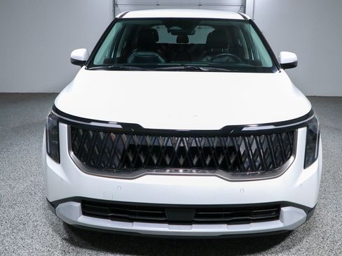 Used 2025 Kia Carnival FWD image 4