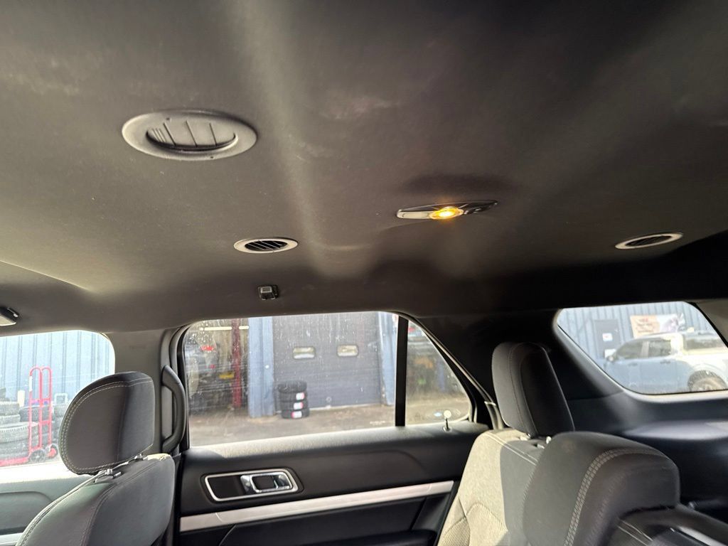 Used 2017 Ford Explorer XLT AWD/4WD image 45