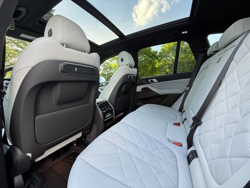 Used 2024 BMW X5 sDrive40i w/ M Sport Package RWD image 15