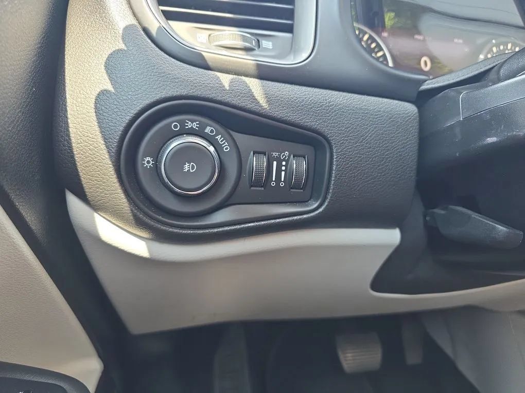 Used 2018 Jeep Renegade Limited w/ UConnect 8.4 Nav Group FWD image 24