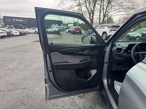 Used 2025 Chevrolet TrailBlazer LT AWD/4WD image 19