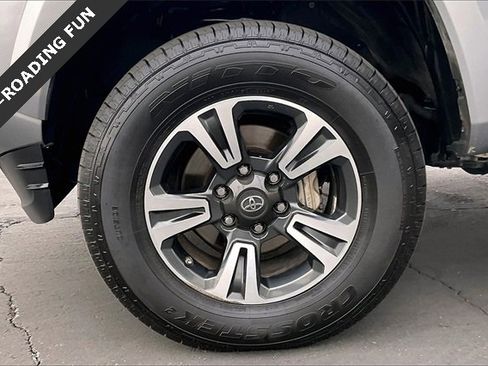 Used 2017 Toyota Tacoma TRD Sport image 8