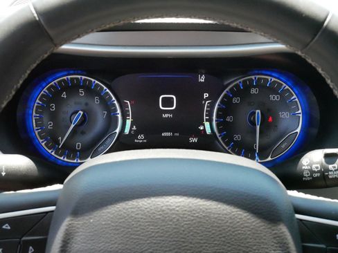 Used 2023 Chrysler Pacifica Touring-L FWD image 21
