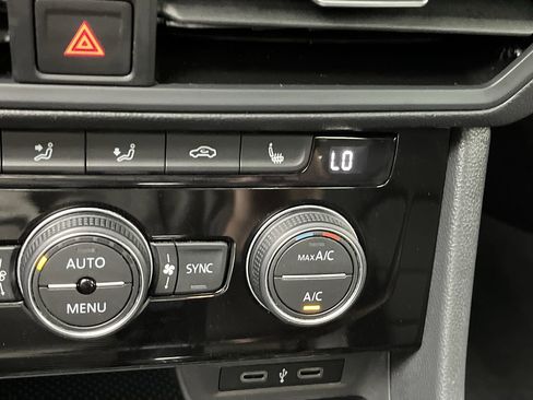 Used 2023 Volkswagen Jetta SE w/ Panoramic Sunroof Package image 23