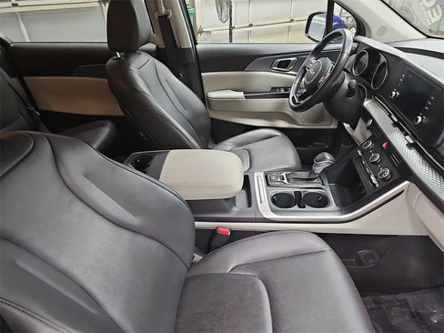 Used 2024 Kia Carnival LX image 10
